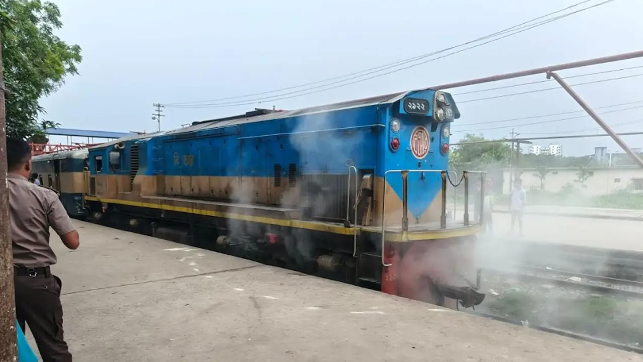 ময়মনসিংহে অগ্নিবীনা এক্সপ্রেসের ইঞ্জিনে আগুন, এক ঘণ্টা পর যাত্রা