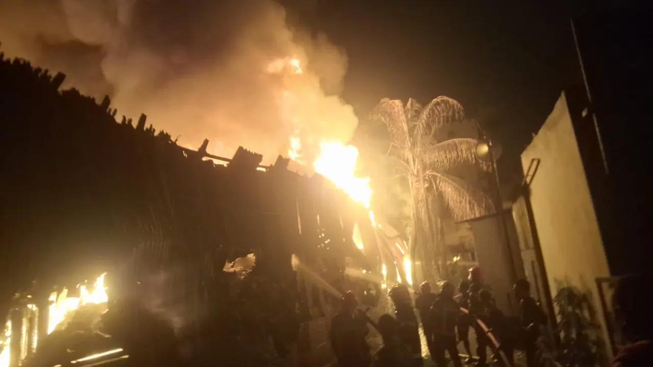 কদমতলীতে ফোমের কারখানায় লাগা আগুন নিয়ন্ত্রণে
