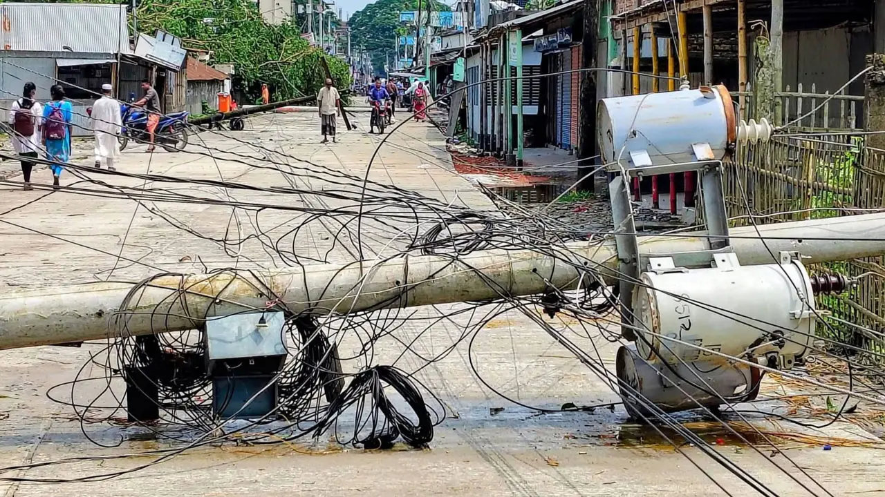 গাইবান্ধায় ঝড়ে বিধ্বস্ত বাড়িঘর, বিদ্যুৎ বিচ্ছিন্ন ৮০ হাজার গ্রাহক