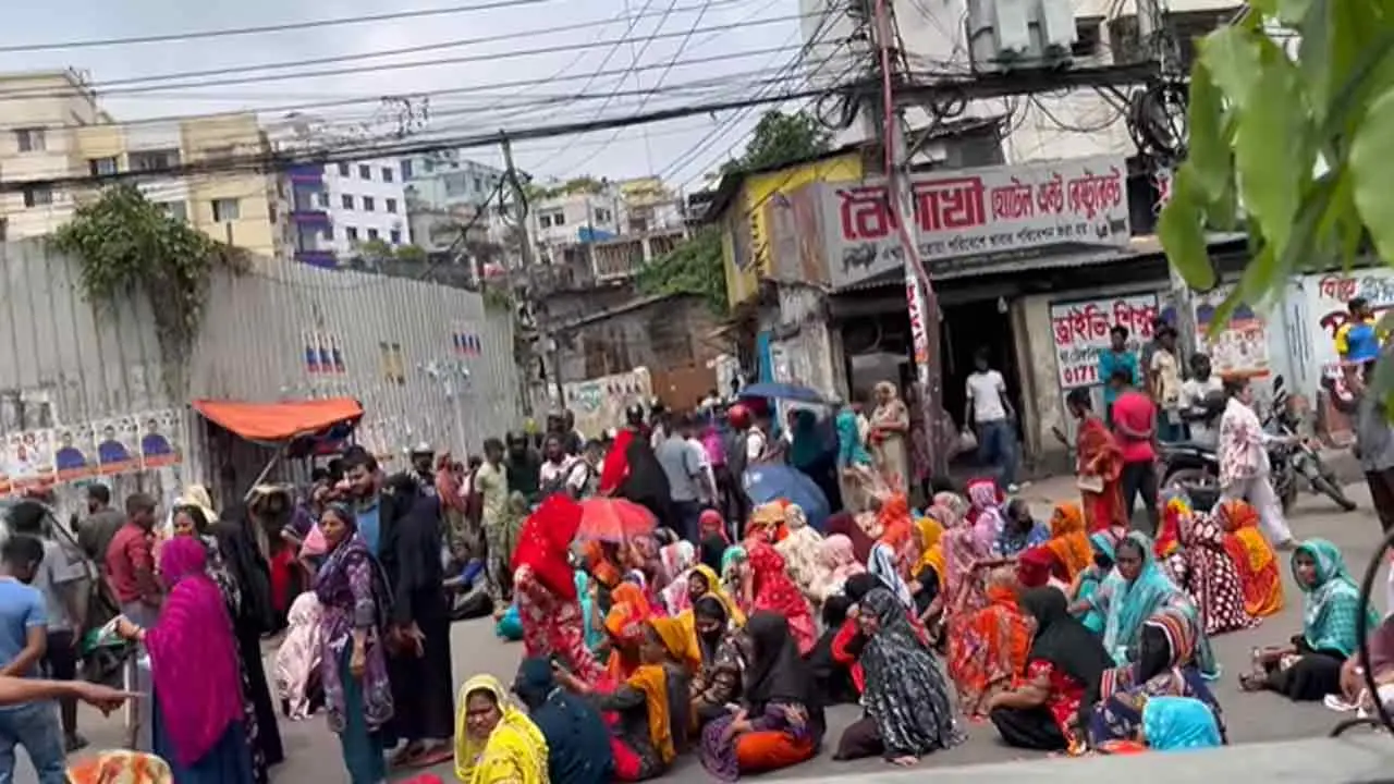 বেতন-বোনাসের দাবিতে তেজগাঁওয়ে পোশাক শ্রমিকদের বিক্ষোভ