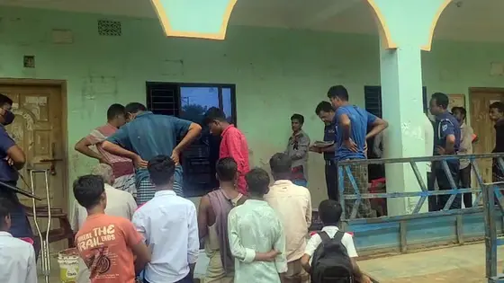 স্কুলের বারান্দায় পড়েছিল ভিক্ষুকের মরদেহ, ব্যাগে মিলল ৭০ হাজার টাকা