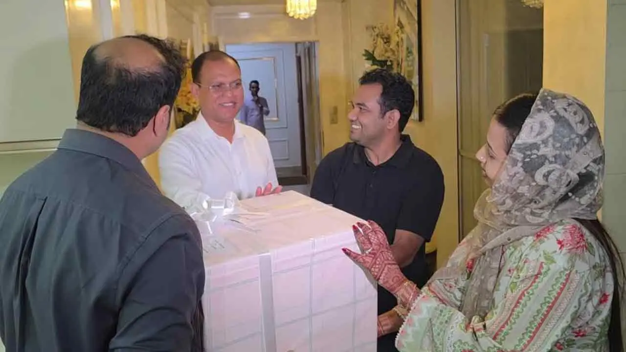 সেই নবদম্পতির জন্য উপহার পাঠালেন প্রধানমন্ত্রী