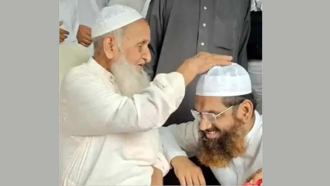 হেফাজত আমিরের দোয়া নিলেন মাওলানা মামুনুল