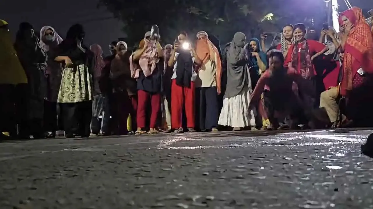 রাজনীতিমুক্ত ক্যাম্পাসের দাবিতে ইডেনে মধ্যরাতে ছাত্রীদের বিক্ষোভ