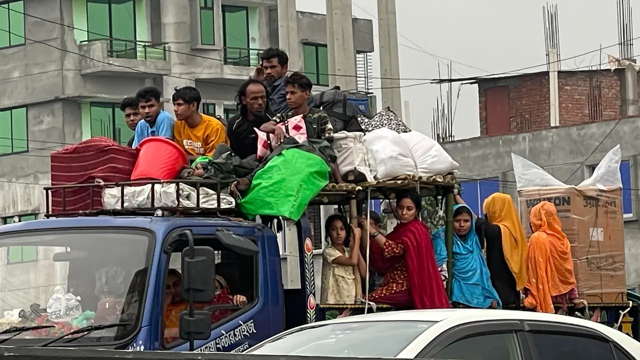 তবুও থামছে না ট্রাক-পিকআপে ঈদযাত্রা