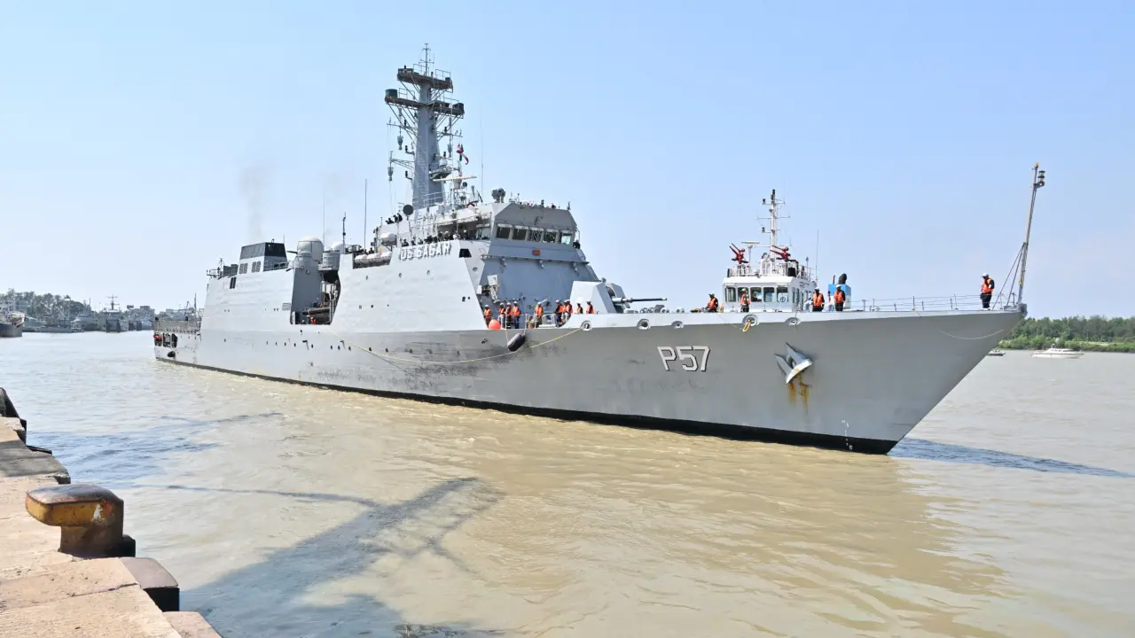 চট্টগ্রাম বন্দরে ভারতের যুদ্ধজাহাজ