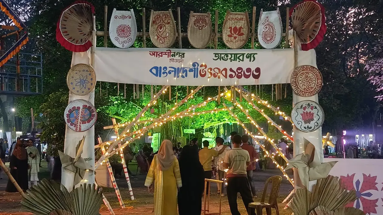 ইবিতে বাংলাদেশি উৎসব : বিভিন্ন জেলার খাবারে মুখরিত ক্যাম্পাস