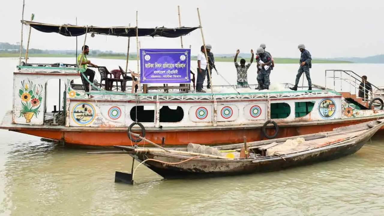 সাগর-নদীতে নৌবাহিনীর অভিযান, জব্দ ৬৭৩ কোটি টাকার নিষিদ্ধ জাল