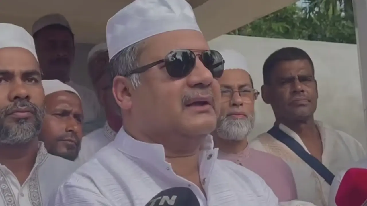 ঈদের জামাত শেষে অর্থনীতি পুনর্গঠনে দোয়া চাইলেন তথ্যমন্ত্রী