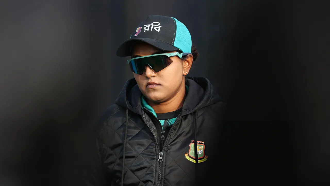 আউট হয়ে ব্যাট মাটিতে আছাড়, শাস্তি পেলেন জ্যোতি