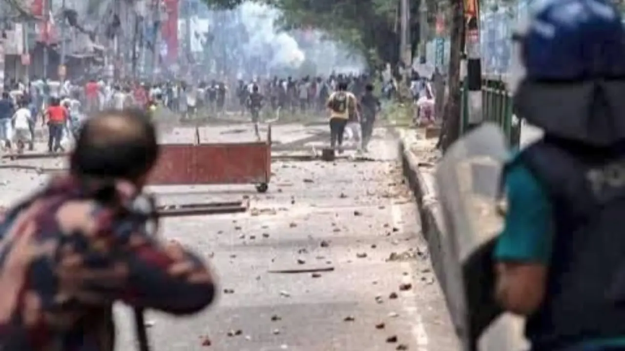 রক্তাক্ত ছবি দেখিয়ে বলা হয়— ‘আন্টি, এটা কি আপনার ছেলে’