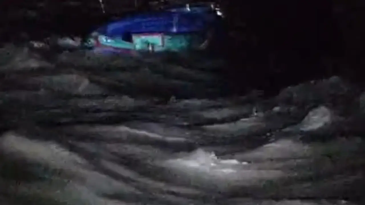 পাটুরিয়ায় কালবৈশাখির তাণ্ডবে ডুবে গেল দুই ট্রলার