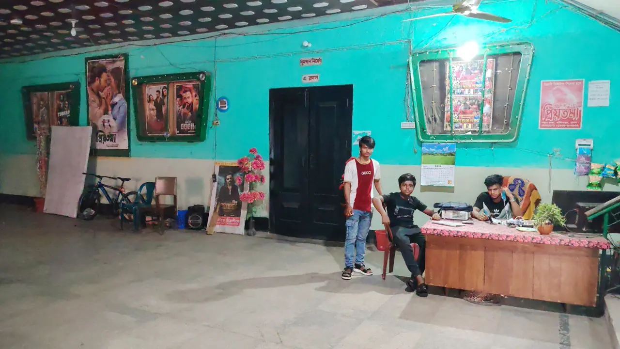 পেশা বদলাচ্ছেন সিনেমা হলের শ্রমিকরা