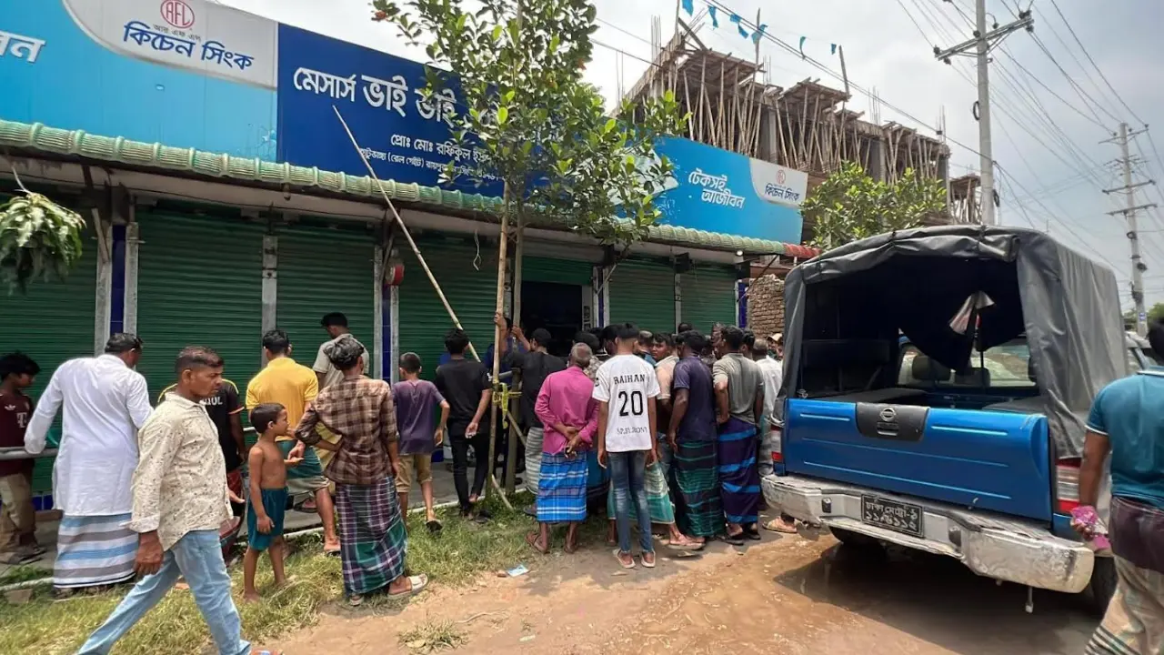 প্রতিষ্ঠানে ঢুকে ব্যবসায়ীকে গলা কেটে হত্যা