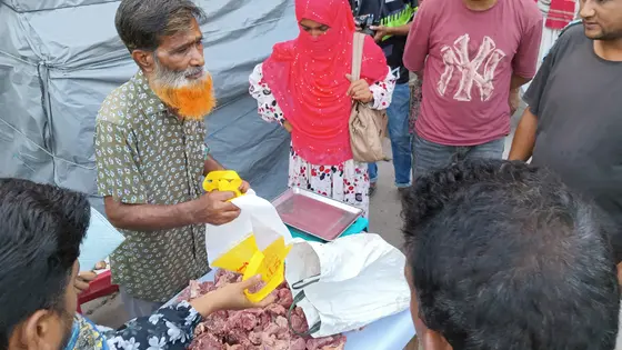 টাটকা মাংসের দামে কেন কোরবানির মাংস কিনছেন ক্রেতারা