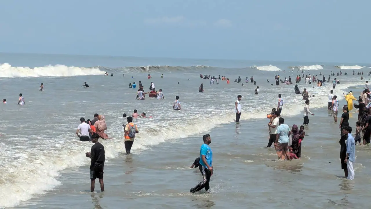 ঈদের ছুটিতে আশানুরূপ পর্যটক নেই কুয়াকাটায়, হতাশ পর্যটন ব্যবসায়ীরা