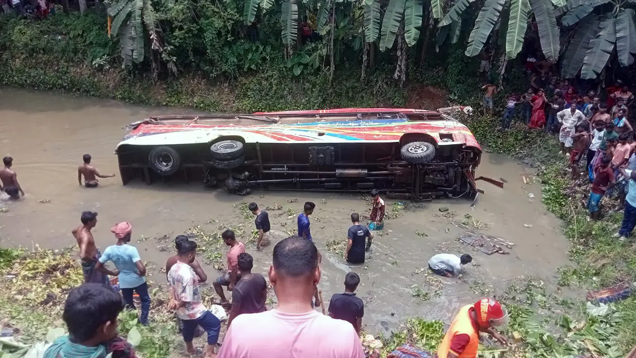 কুষ্টিয়ায় যাত্রীবাহী বাস ও ট্রাকের সংঘর্ষে নিহত ৪, আরও হতাহতের শঙ্কা