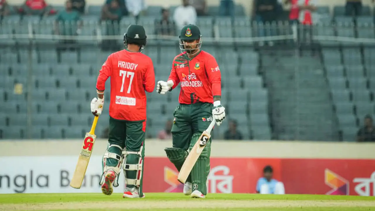 ১০ বলে ৩ উইকেট হারিয়ে পাওয়ার প্লেতে চাপে বাংলাদেশ, বৃষ্টিতে বন্ধ খেলা