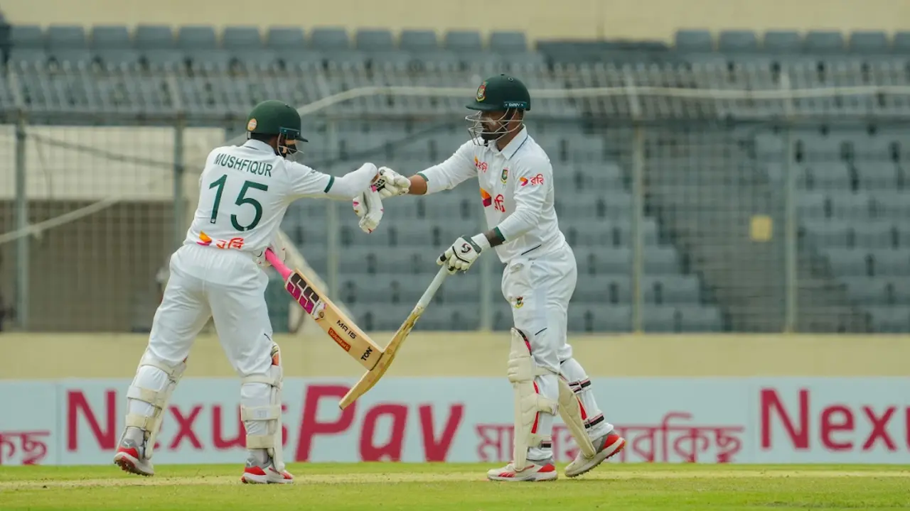 মুশফিকের শতক ও চারশ’র আশায় মধ্যাহ্নভোজে বাংলাদেশ