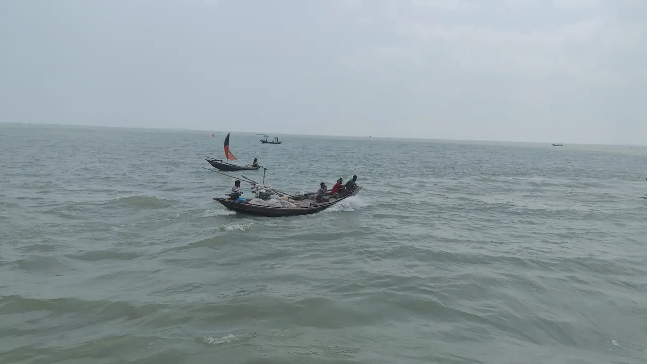 মেঘনা নদীতে আকস্মিক ঝড়ে ডুবে গেল ৫টি নৌকা