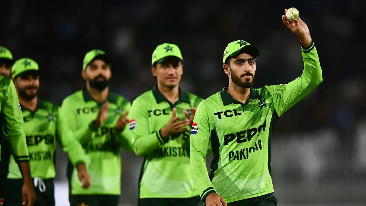 হাজারতম ওয়ানডেতে মিনহাসের রেকর্ড গড়া অভিষেকে পাকিস্তানের জয়