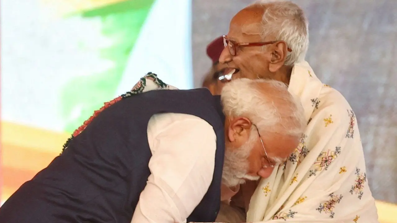 কাশ্মিরের স্বায়ত্বশাসনের অন্যতম হরণকারী মাখনলালের পা ছুঁয়ে সালাম মোদির