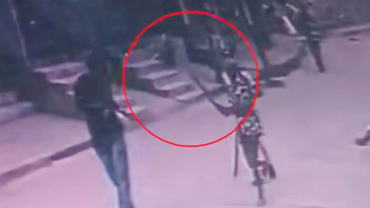 রামদা-চাপাতি নিয়ে হামলা করা হয় র্যাবের ওপর, একজনের অবস্থা আশঙ্কাজনক
