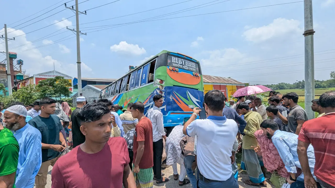 নেত্রকোণায় বাসচাপায় মা ও দুই মেয়ে নিহত