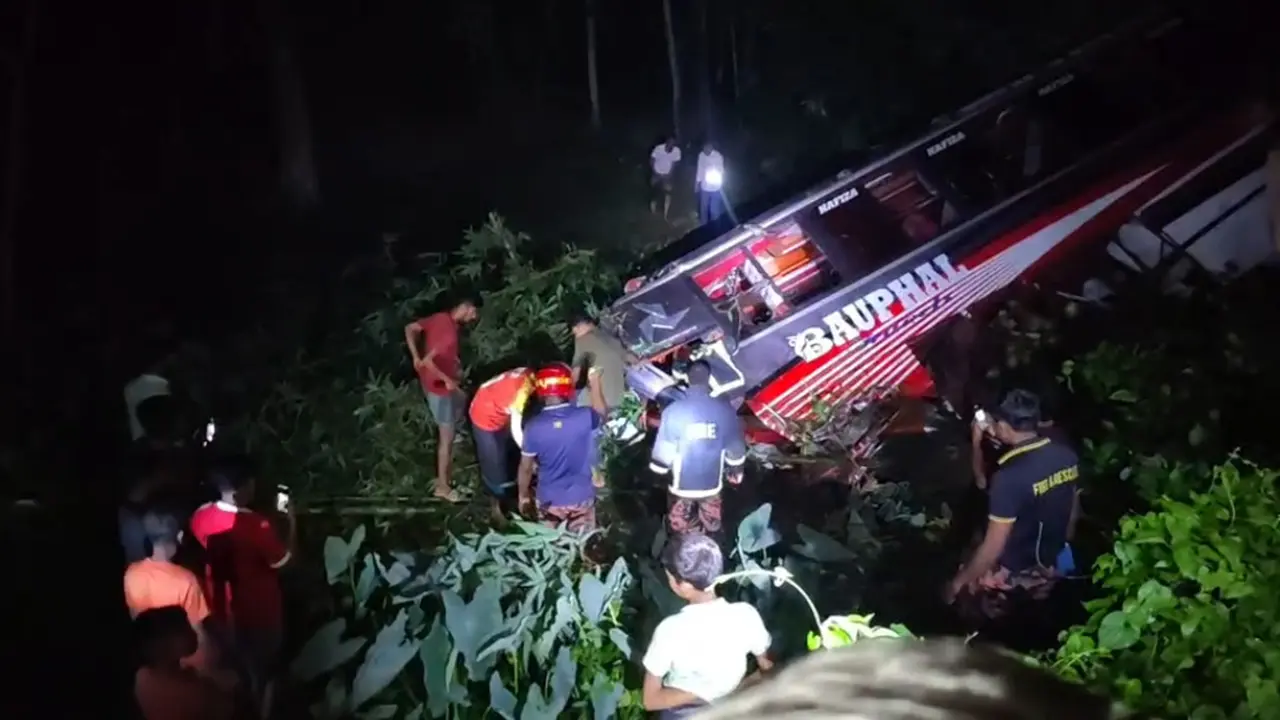 মধ্যরাতে নিয়ন্ত্রণ হারিয়ে যাত্রীবাহী বাস খাদে, নিহত ১