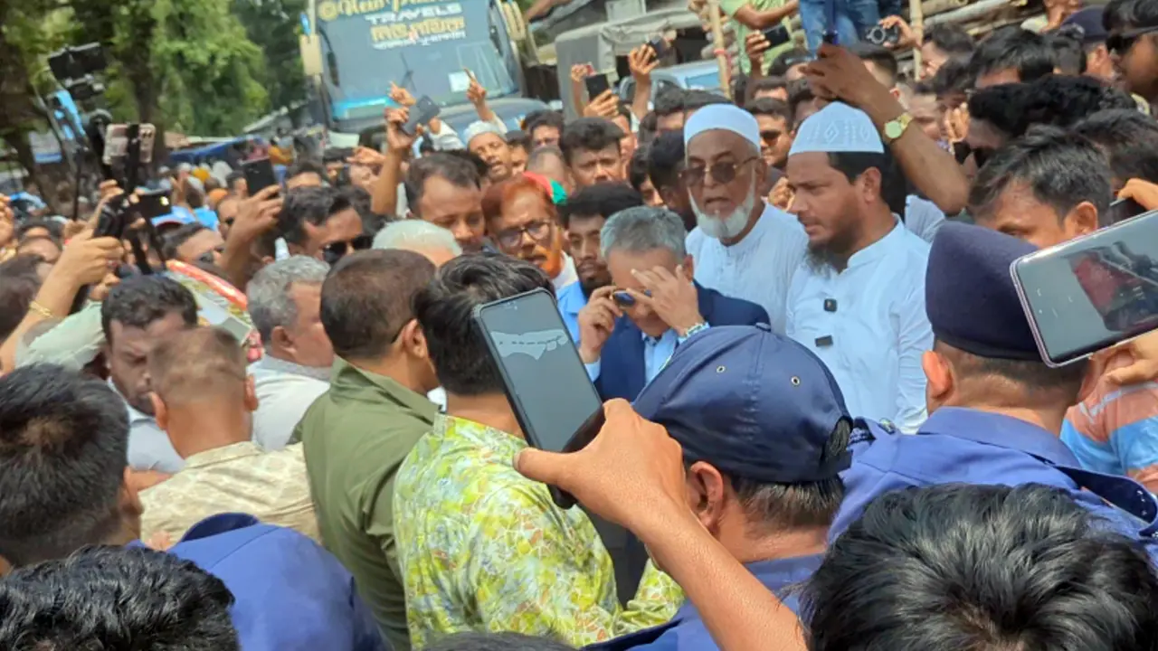 পটুয়াখালীতে বিএনপি-জামায়াত উত্তেজনা, মঞ্চে উঠতে পারেননি সেতুমন্ত্রী
