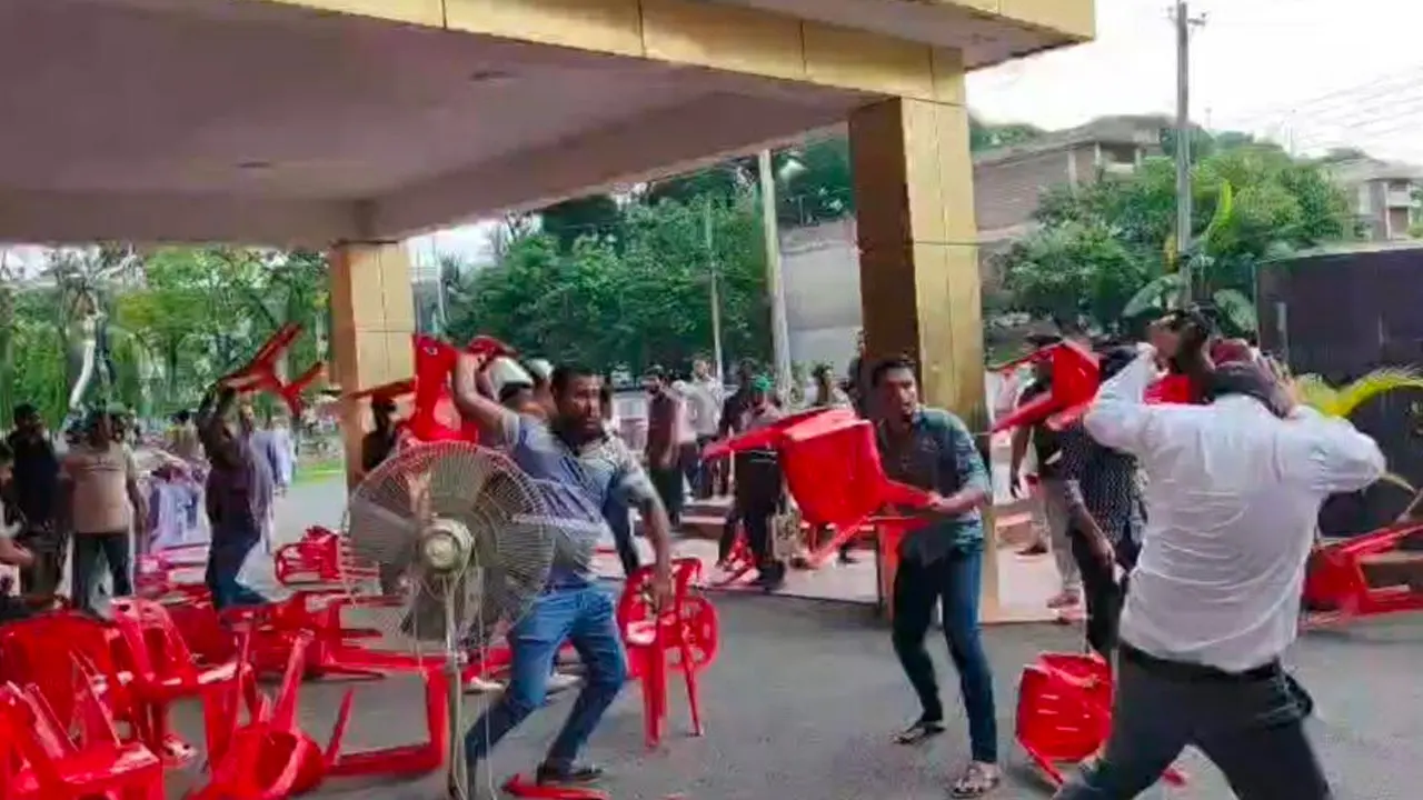 পবিপ্রবিতে ভিসির অপসারণ দাবির কর্মসূচিতে হামলা, শিক্ষকসহ আহত ১০