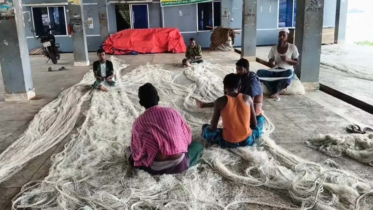 পিরোজপুরের জেলে পল্লীতে নেই ঈদের আমেজ