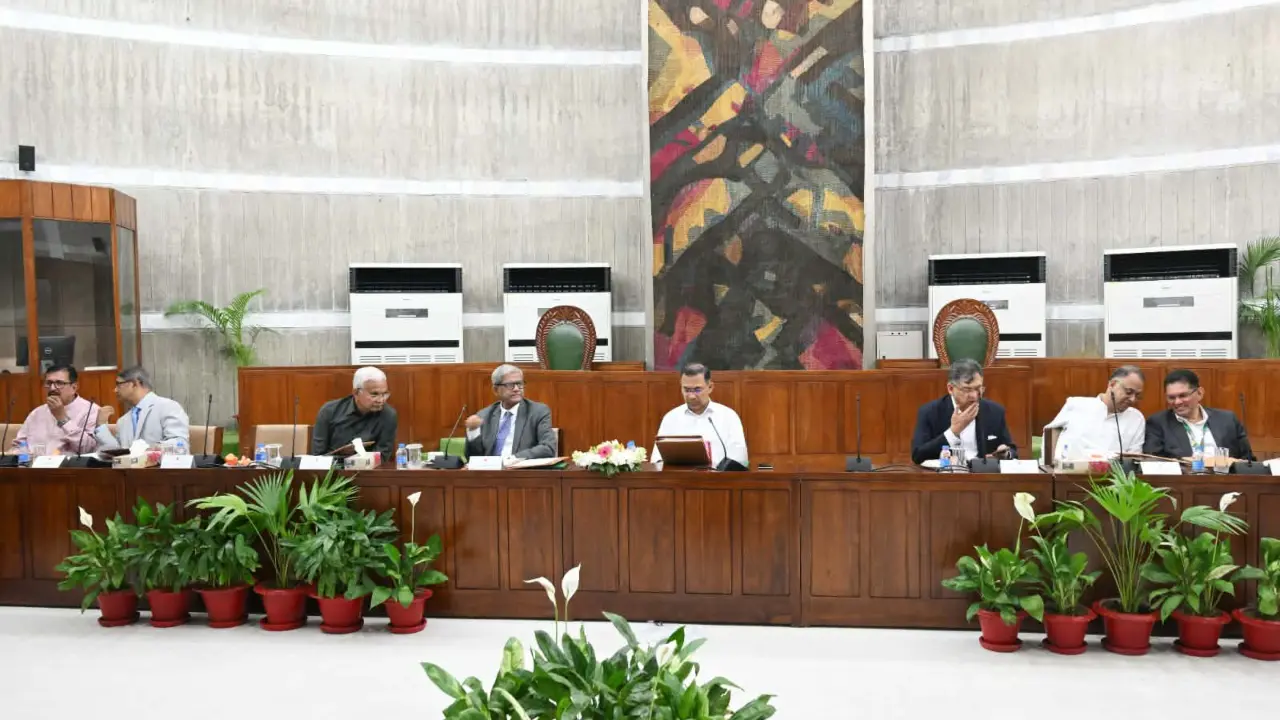 প্রধানমন্ত্রীর সভাপতিত্বে মন্ত্রিসভার বৈঠক চলছে