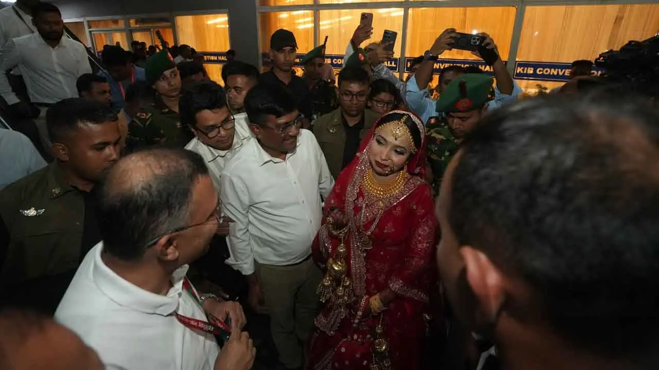 নবদম্পতিকে শুভেচ্ছা জানাতে দলীয় কর্মসূচি সংক্ষিপ্ত করলেন প্রধানমন্ত্রী