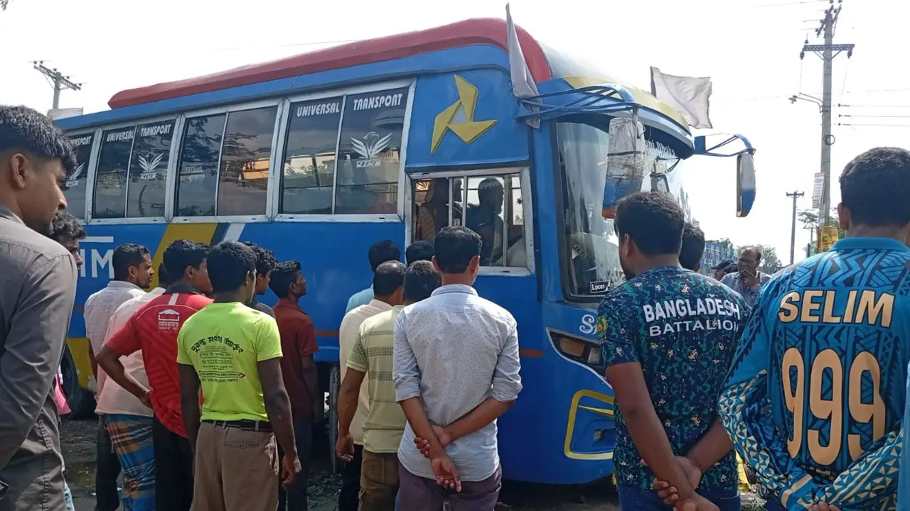 চলন্ত বাস থেকে পড়ে চাকায় পিষ্ট হয়ে প্রাণ গেল হেলপারের