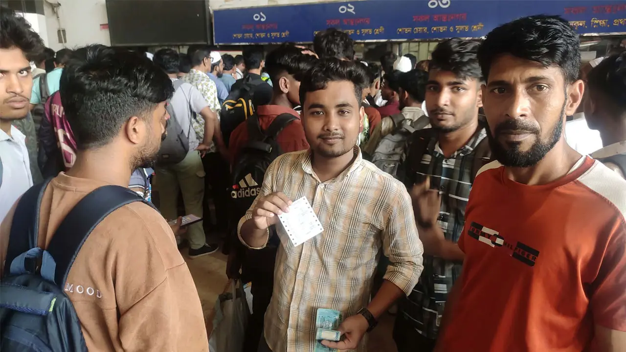 স্ট্যান্ডিং টিকিট পেয়েই খুশি যাত্রীরা!