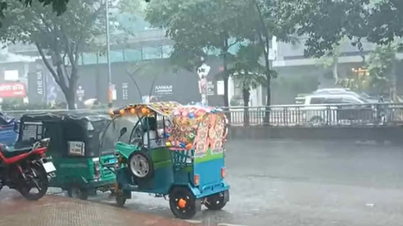 ২৪ ঘণ্টায় ঢাকায় ৮০ মিলিমিটার বৃষ্টি, আজ বজ্রসহ ঝড়ের আভাস