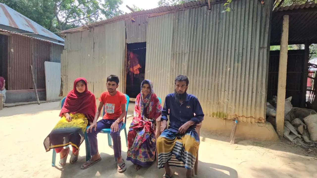 এক‌ই পরিবারে চারজন প্রতিবন্ধী, জরাজীর্ণ ঘরে মানবেতর জীবন