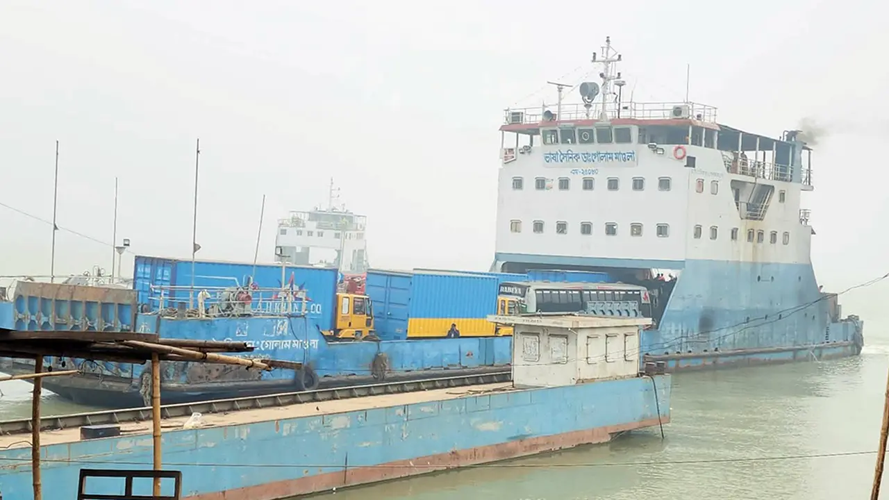 এক ঘণ্টা পর দৌলতদিয়া-পাটুরিয়া নৌরুটে ফেরি চলাচল শুরু