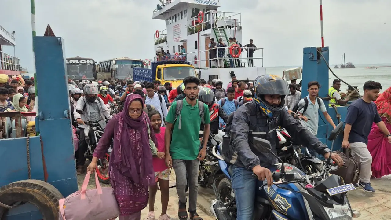 সব ফেরি সচল, ঈদযাত্রায় দৌলতদিয়া ঘাটে নেই ভোগান্তি