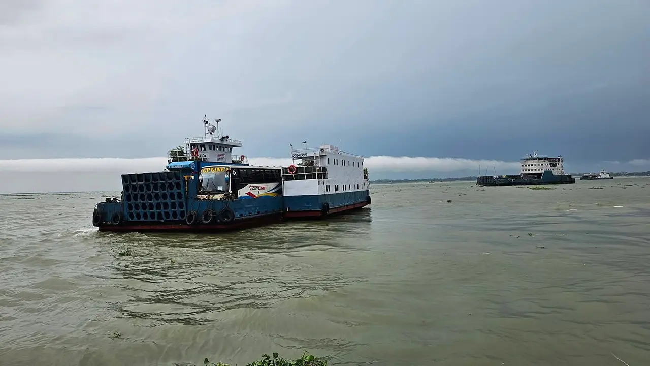 পৌনে এক ঘণ্টা পর দৌলতদিয়া-পাটুরিয়ায় ফেরি চলাচল শুরু