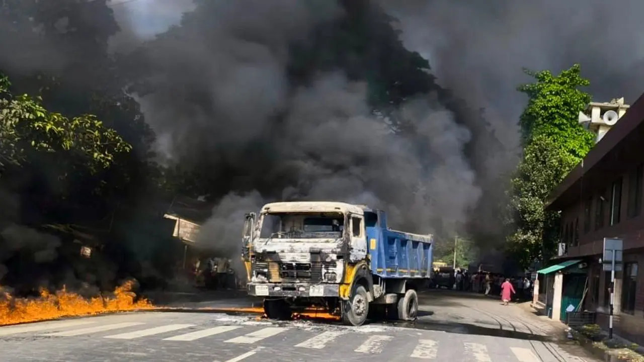 রাজশাহীতে সড়ক দুর্ঘটনায় একজনের মৃত্যু, দুই ট্রাকে আগুন দিল জনতা