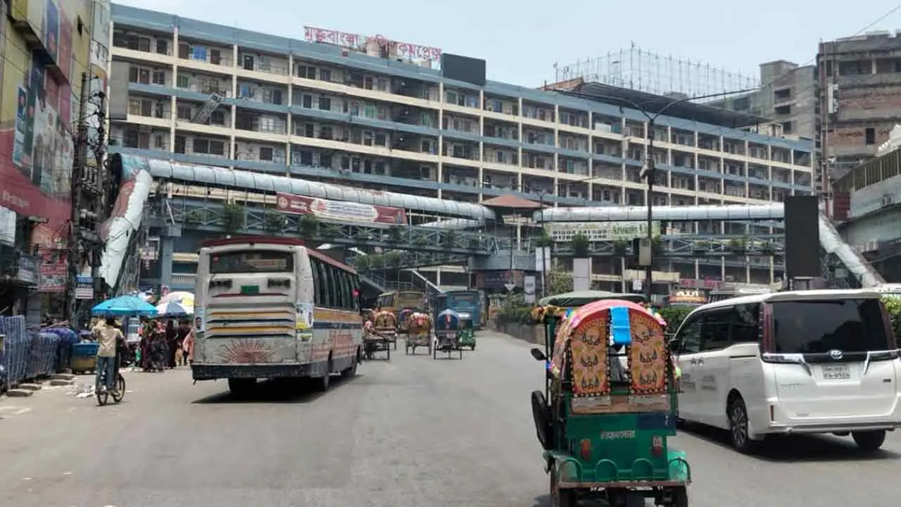 ফাঁকা রাজধানীতে বাড়ছে গাড়ির চলাচল