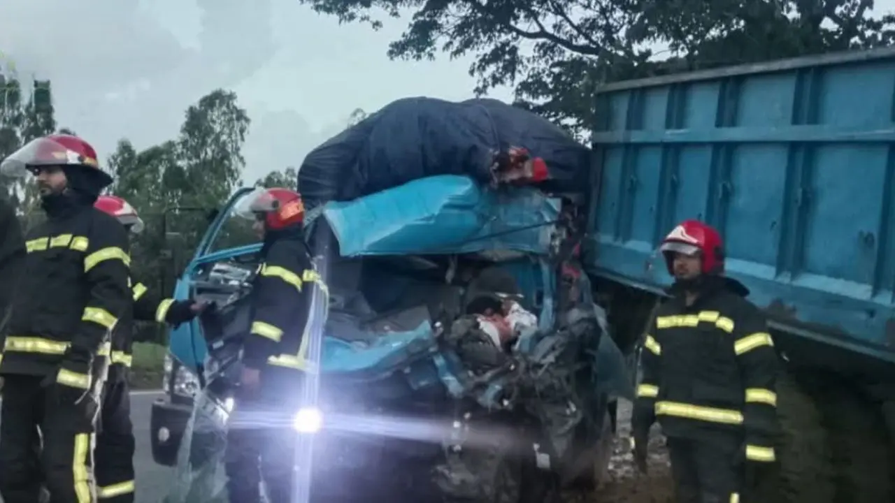 মীরসরাইয়ে দাঁড়িয়ে থাকা ট্রাকের পেছনে আরেকটির ধাক্কা, হেলপার নিহত