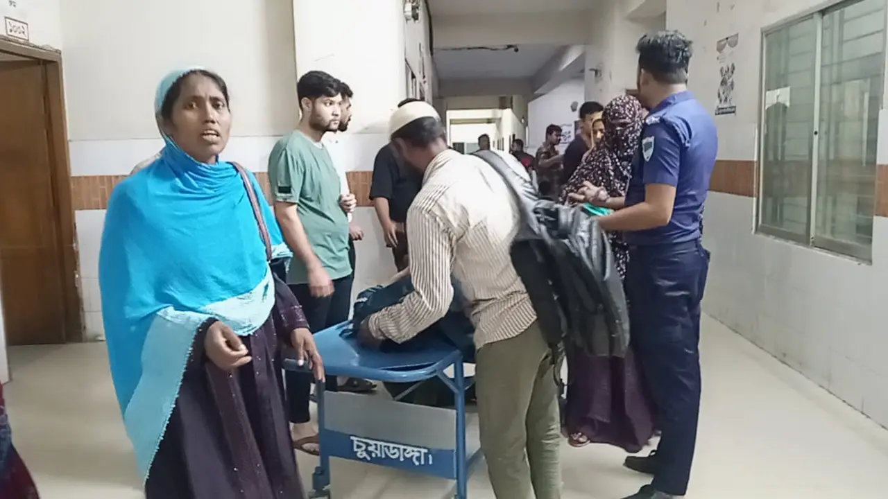 লাটাহাম্বারে ব্যাগ জড়িয়ে মোটরসাইকেল থেকে ছিটকে কলেজছাত্রীর মৃত্যু