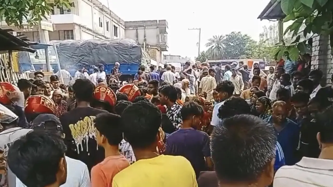 কৌতূহলবশত দুর্ঘটনাস্থলে গিয়ে দেখলেন ছেলের মরদেহ, জ্ঞান হারালেন মা