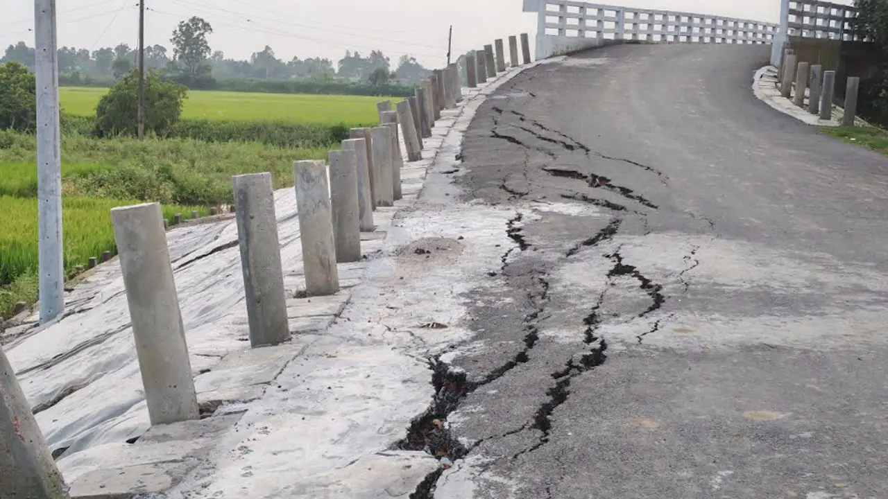 উদ্বোধনের আগেই ৪ কোটি টাকা ব্যয়ে নির্মিত সেতুর সংযোগ সড়কে ফাটল
