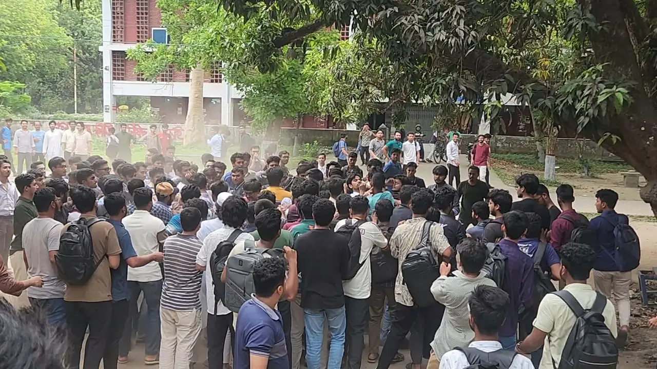 রাবিতে দুই বিভাগের শিক্ষার্থীদের হাতাহাতি