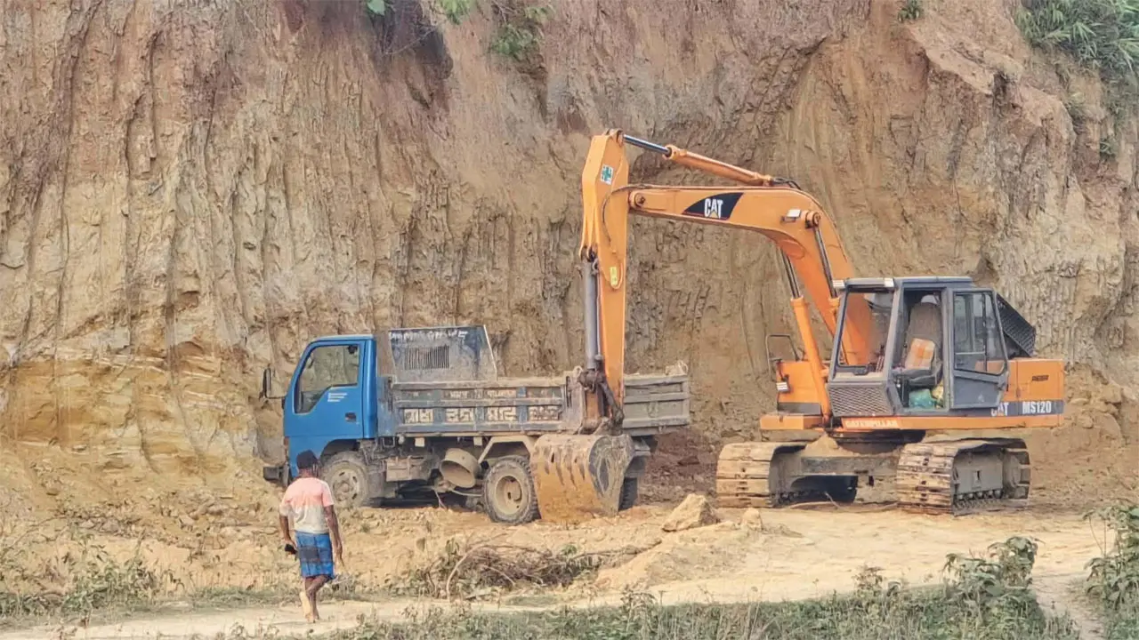 সরকারি প্রকল্পে পাহাড় সাবাড়, অভিযোগ এলজিইডি প্রকৌশলীর বিরুদ্ধে!