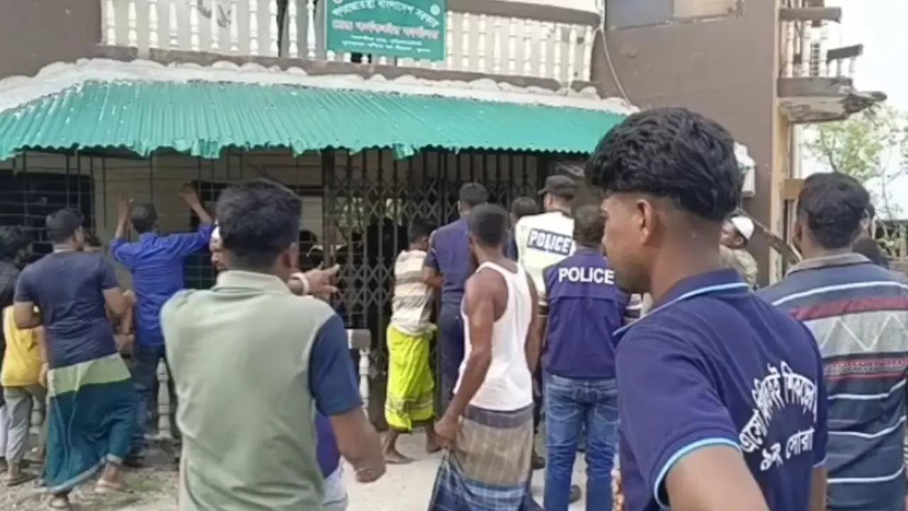 সাতক্ষীরায় বনবিভাগের অফিসে হামলা-ভাঙচুর, আহত ৫